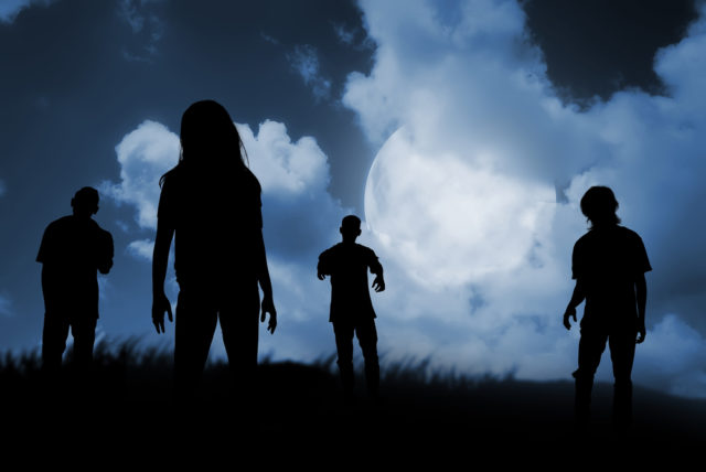 зомби на фоне полной луны