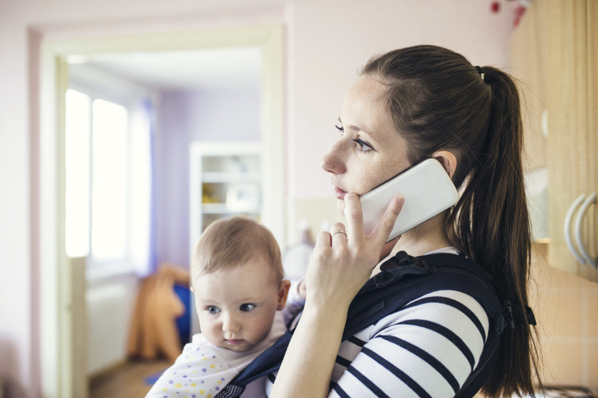 Молодая мама с ребенком с телефоном