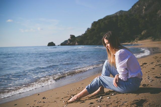 девушка сидит на берегу моря