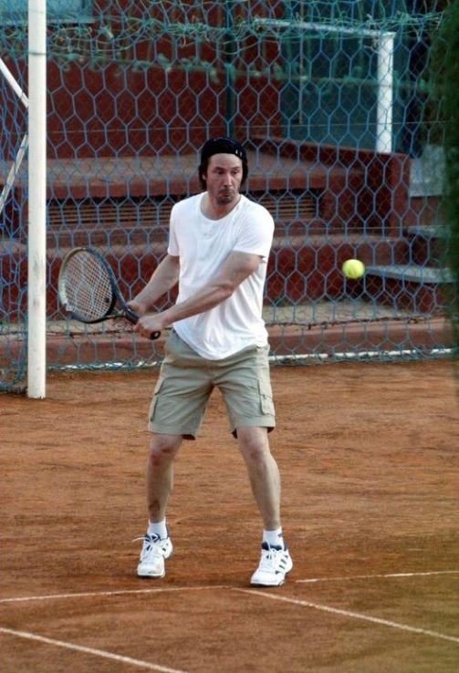 Киану Ривз играет в теннис