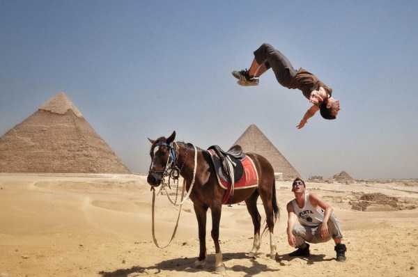 парни с лошадью на фоне пирамид