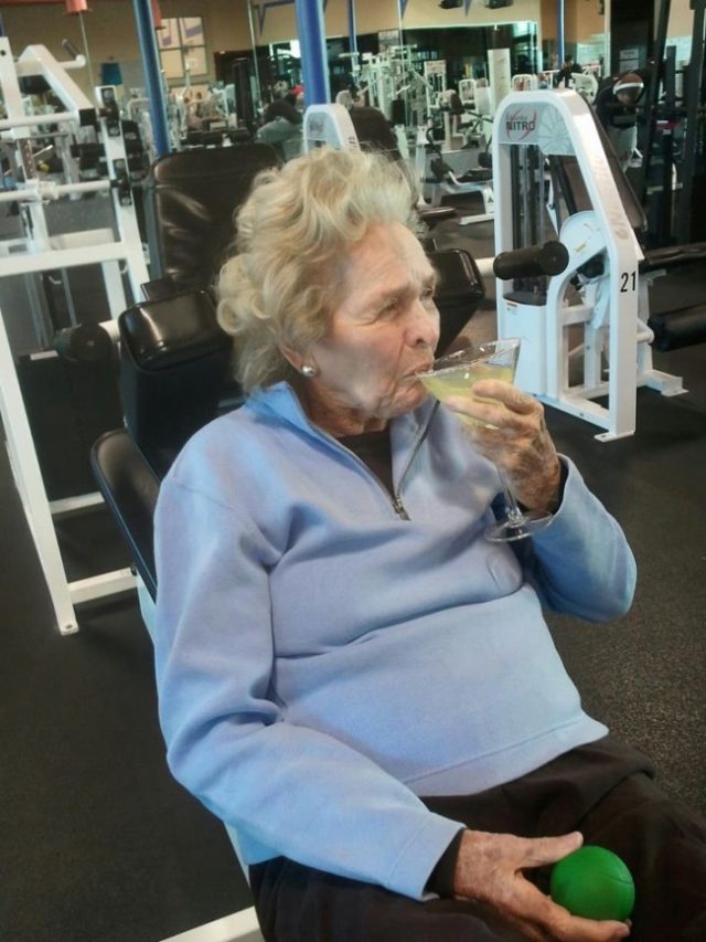 старушка пьет мартини в спортзале