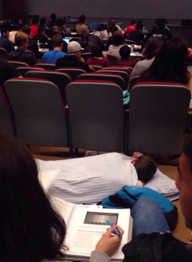 парень спит на лекции