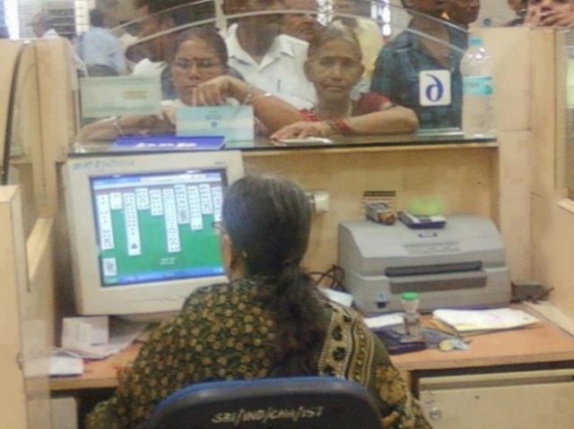 женщина кассир перед компьютером