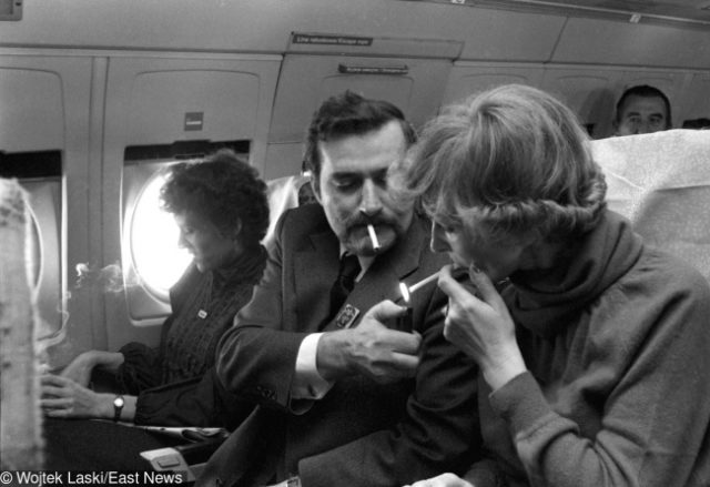 мужчина и женщина курят на борту самолета