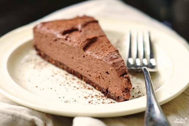 кусок шоколадного торта на белой тарелке
