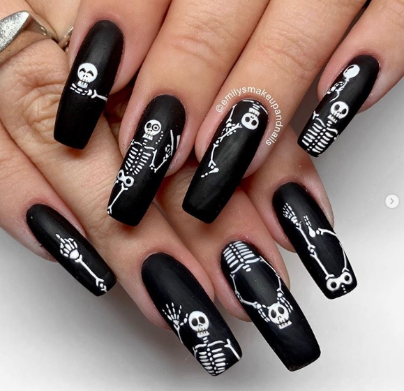 черные ногти с рисунком скелетов