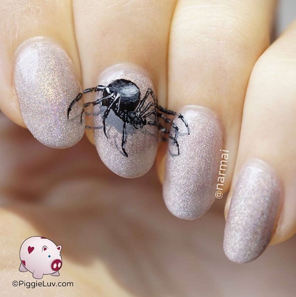 блестящие ногти с рисунком паука