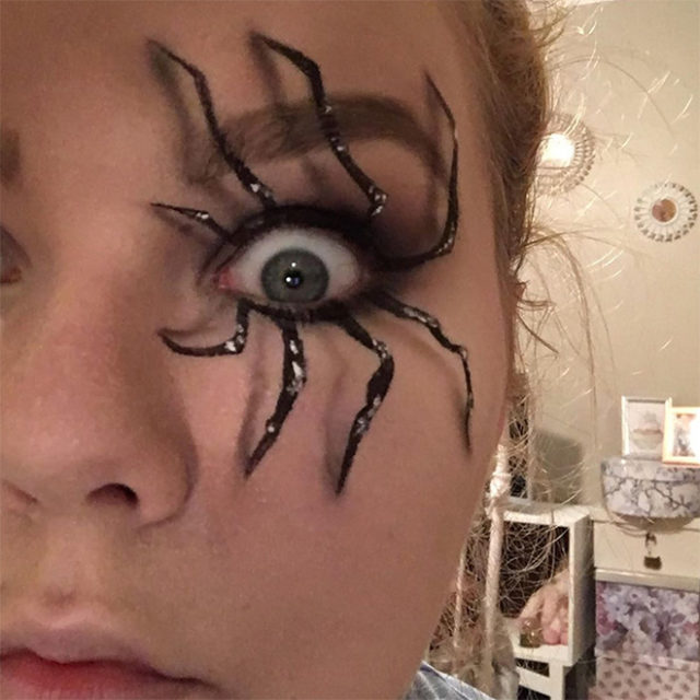 девушка с рисунком паука на глазу