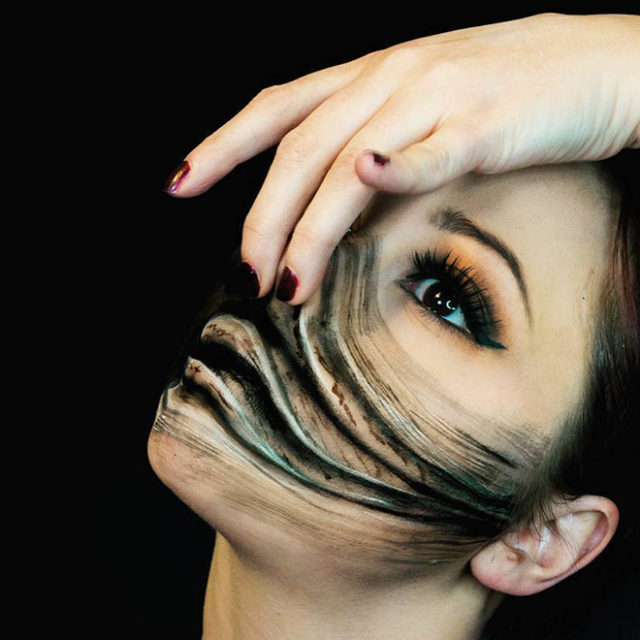 девушка брюнетка с макияжем на хэллоуин
