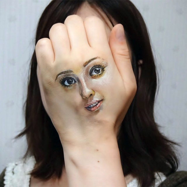 рисунок лица на кисти руки
