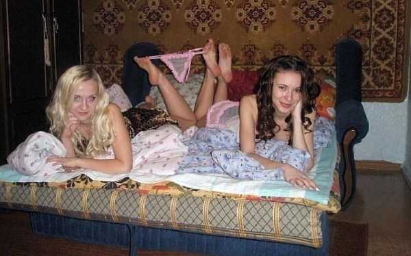две девушки на кровати