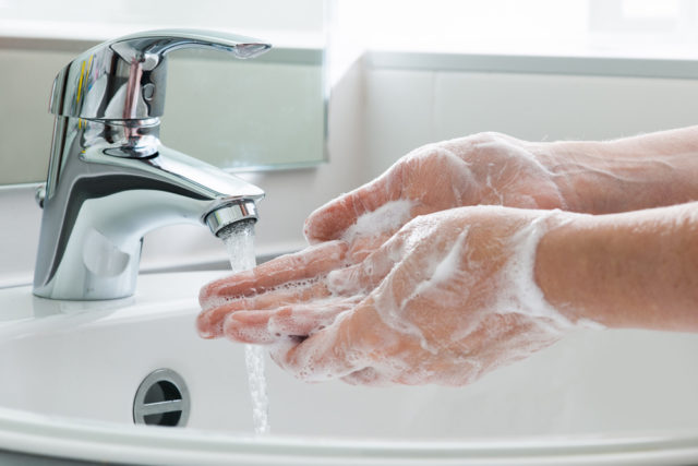 женщина моет руки