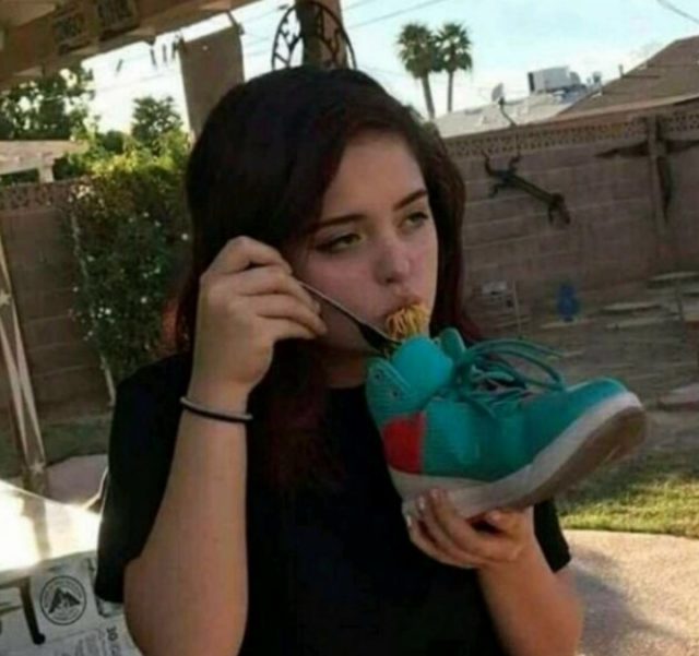 девушка ест из кроссовка