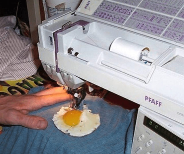 мужчина пришивает жареное яйцо