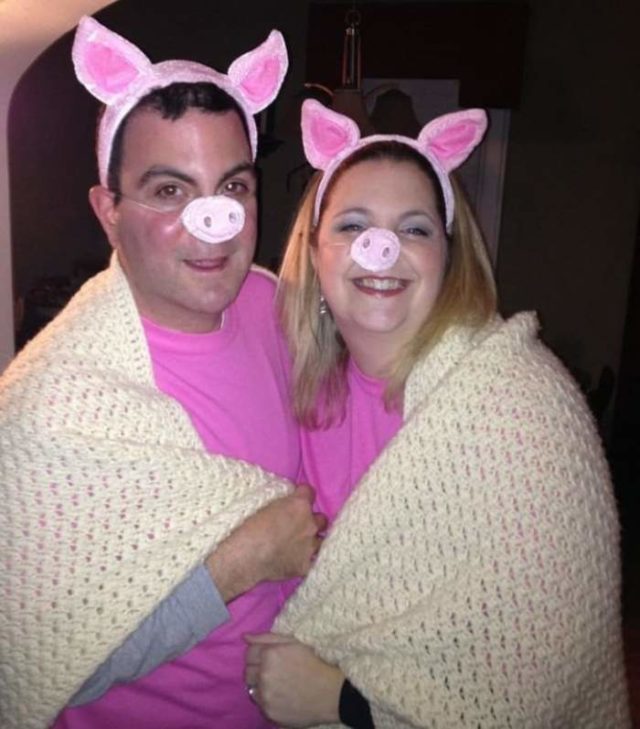 парень и девушка в образе свиней