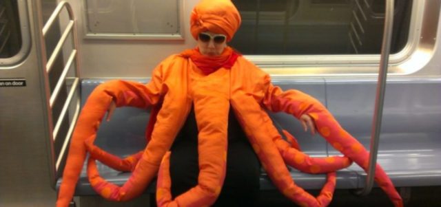 мужчина в костюме осьминога в метро