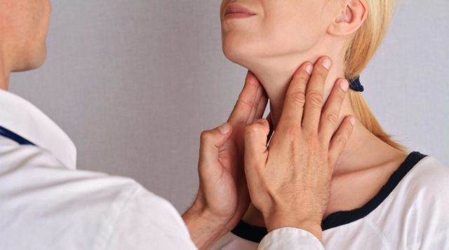 Трудности с глотанием и 5 других симптомов рака щитовидной железы