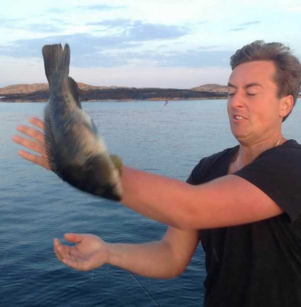 мужчина с рыбой в руках