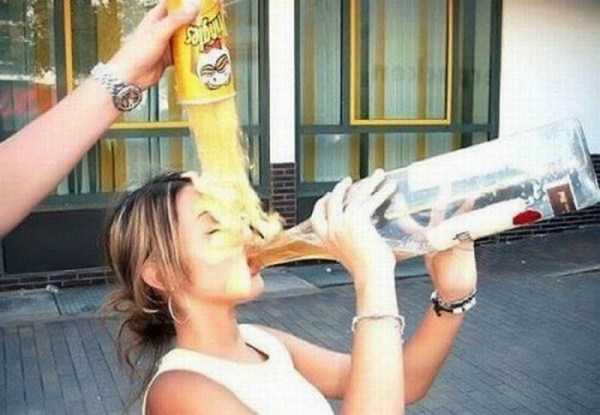 девушка пьет из бутылки