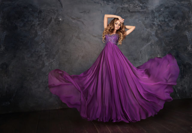 девушка в фиолетовом платье