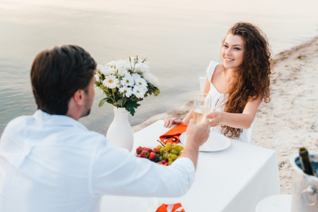 парень и девушка за столом на берегу моря