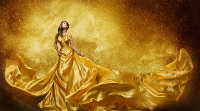 девушка в длинном платье золотого цвета