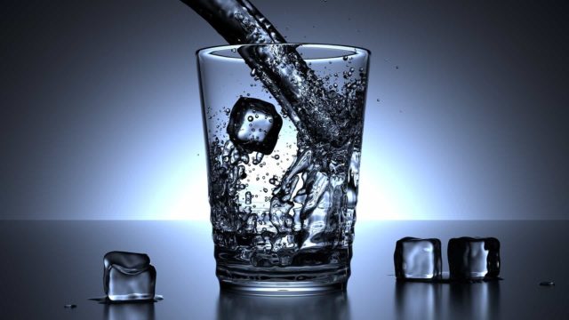 стакан с водой и льдом