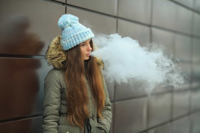 девушка подросток курит