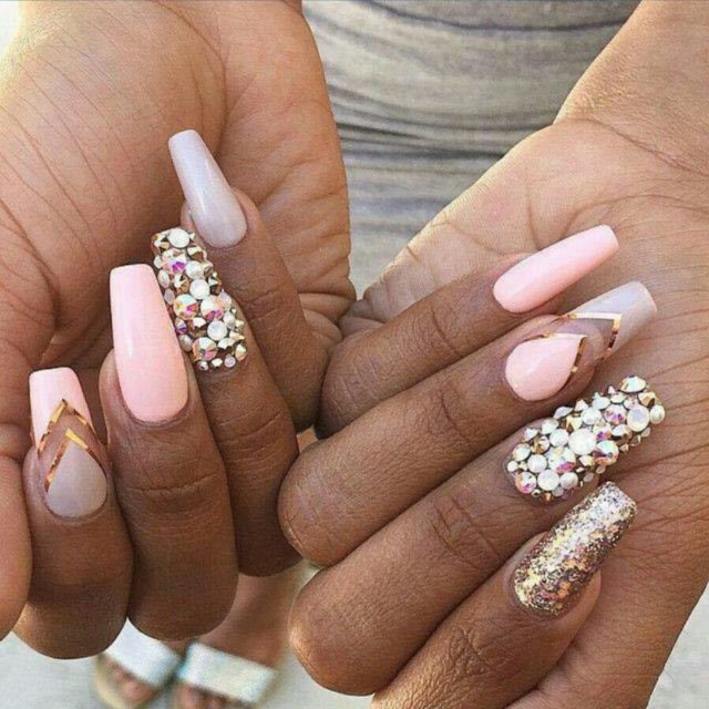 длинные розовые ногти с конфетти