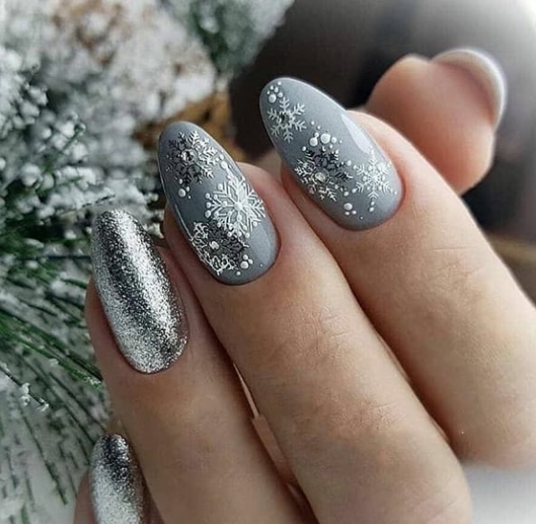 серые ногти со снежинками