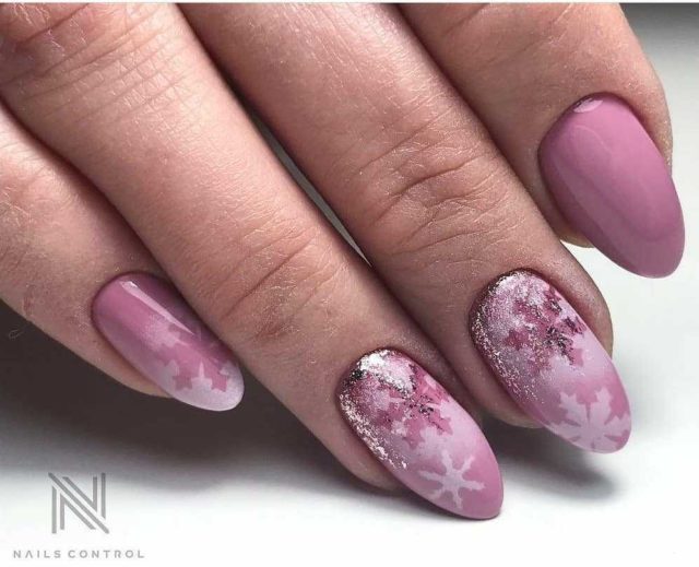 розовые ногти со снежинками