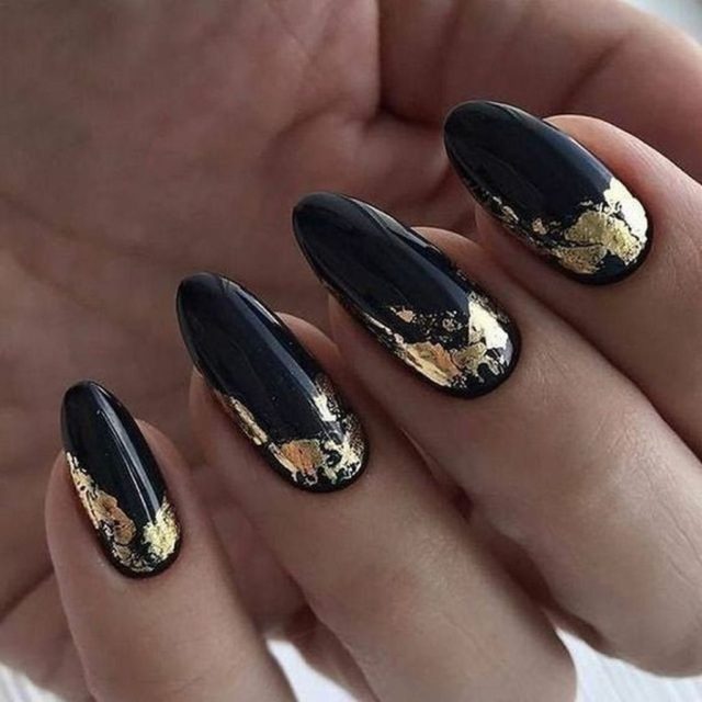 черные ногти с золотой втиркой