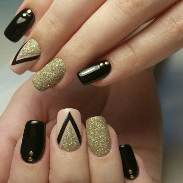 черные ногти с золотым песком