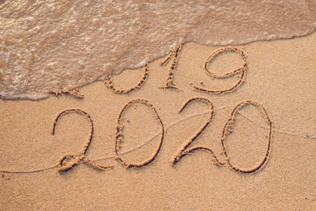 число 2020, написанное на песке