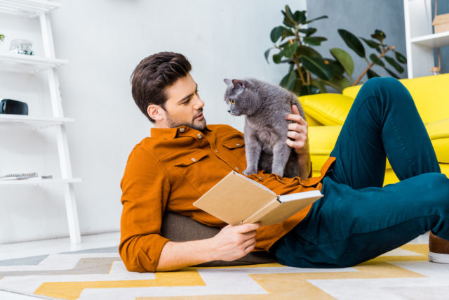 парень с книгой и серым котом