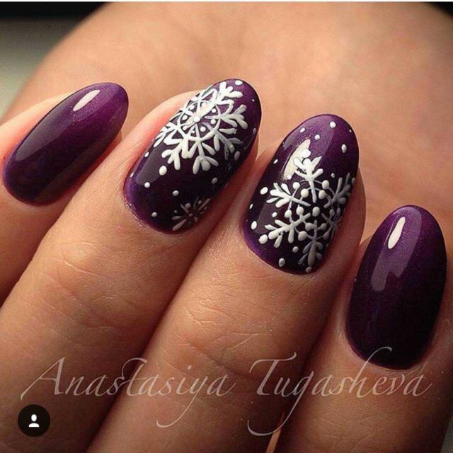 фиолетовые ногти со снежинками