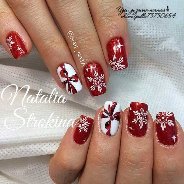 красно-белые ногти со снежинками 