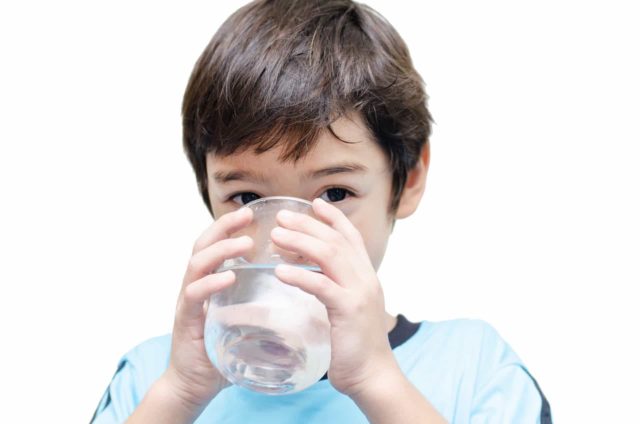 мальчик пьет воду из стакана
