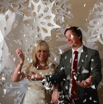 парень и девушка среди бумажных снежинок