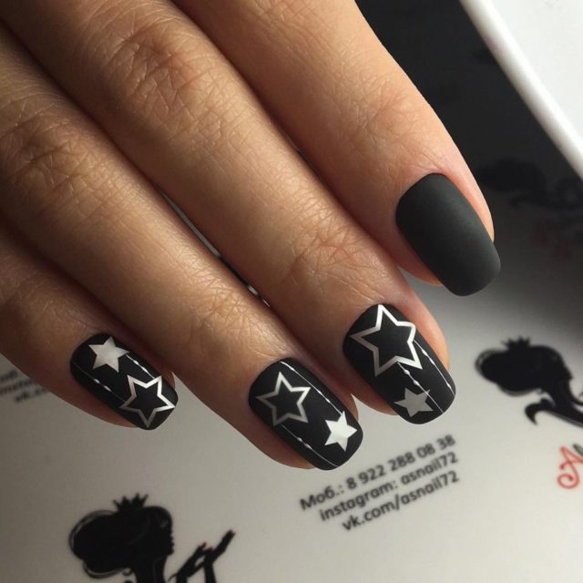 черные ногти со звездочками