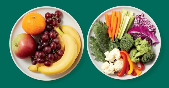 тарелка с фруктами и тарелка с овощами