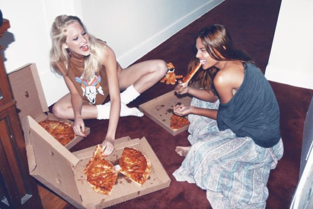 девушки едят пиццу на полу