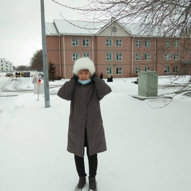 женщина на фоне военной базы в трентоне, канада
