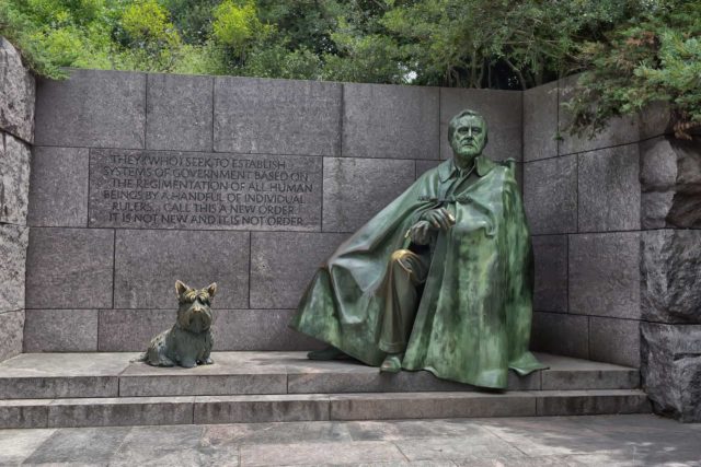 памятник рузвельту и его собаке