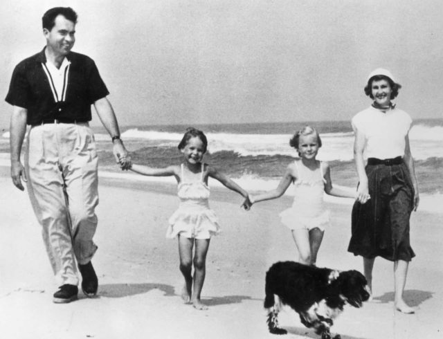 ричард никсон с семьей и собакой на берегу моря