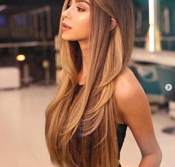 девушка с длинными прямыми волосами