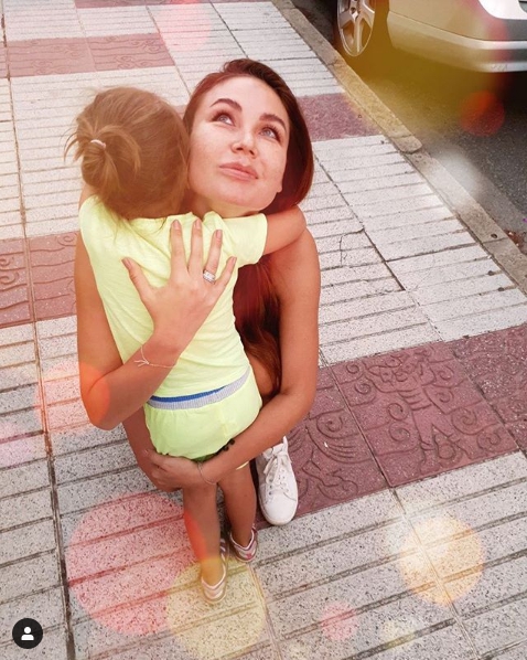ляйсан утяшева обнимает дочь