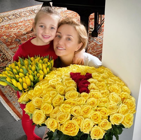 Татьяна Навка с дочерью Надей и желтыми розами