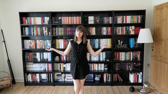 девушка на фоне книжного шкафа